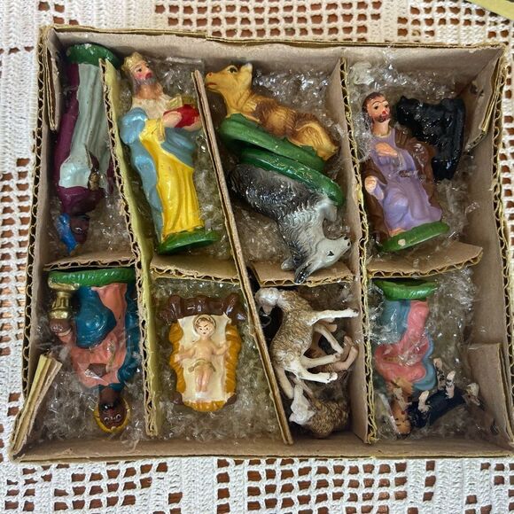 Vintage nativity scene figures | Baby Jesus | Holly nativity scene || Christmas - Picture 5 of 11